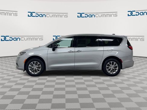 New 2026 Chrysler Pacifica Select AWD/4WD image 5
