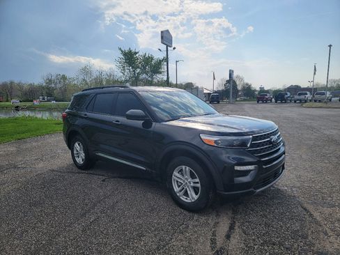 Used 2023 Ford Explorer XLT w/ Equipment Group 202A image 3