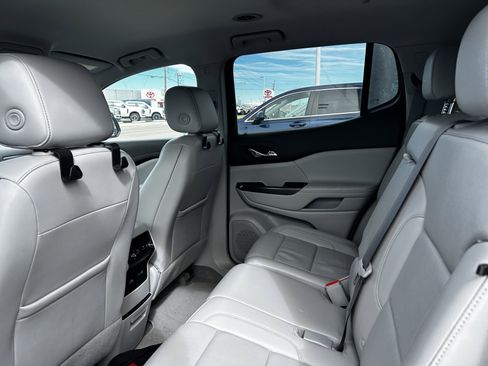 Used 2023 GMC Acadia SLT image 11