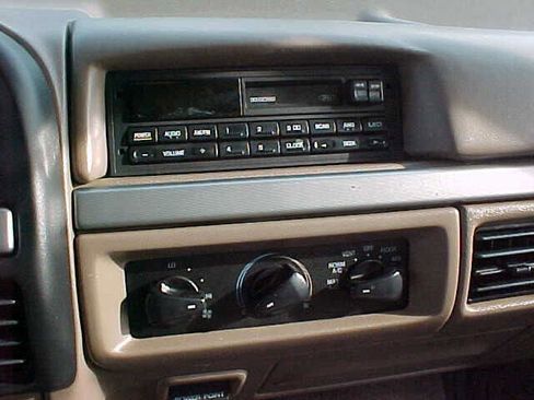 Used 1994 Ford F150 XLT image 19