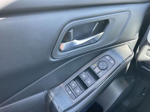 Used 2025 Nissan Rogue SV AWD/4WD image 13