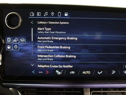 Used 2025 Chevrolet Equinox EV LT w/ Convenience Package image 11