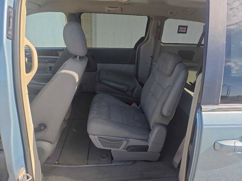 Used 2010 Chrysler Town & Country Touring FWD image 15