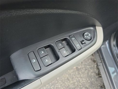 Used 2023 Hyundai Venue SEL FWD image 15