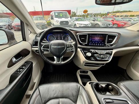 Used 2017 Chrysler Pacifica Touring-L Plus w/ Advanced Safetytec Group FWD image 16