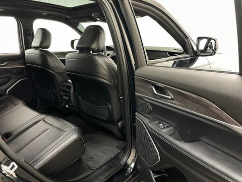 Used 2025 Jeep Grand Cherokee Limited w/ Black Appearance Package AWD/4WD image 44
