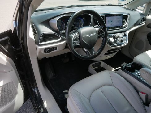 Used 2021 Chrysler Pacifica Touring-L FWD image 20