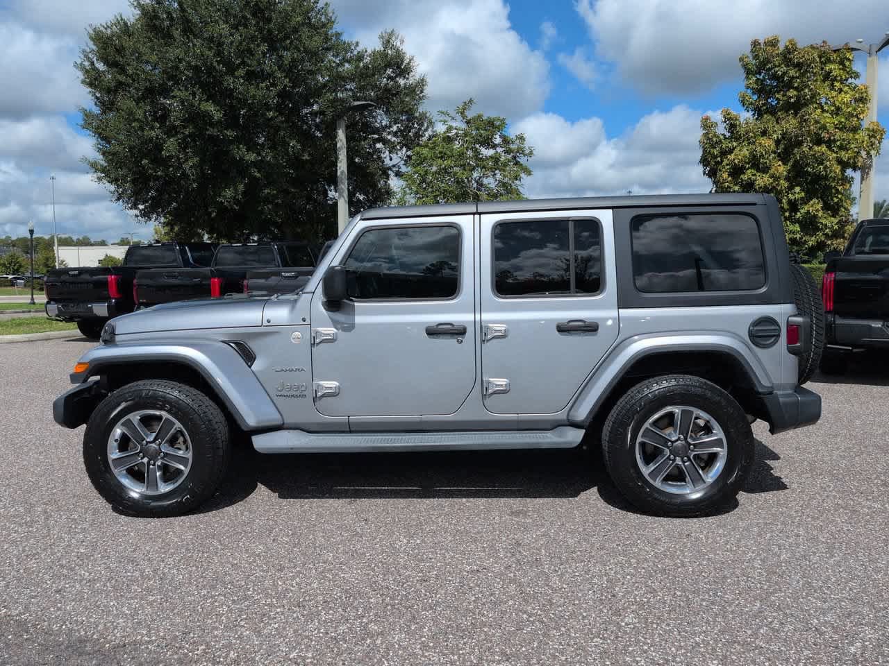 Used 2020 Jeep Wrangler Unlimited Sahara w/ Cold Weather Group AWD/4WD image 3