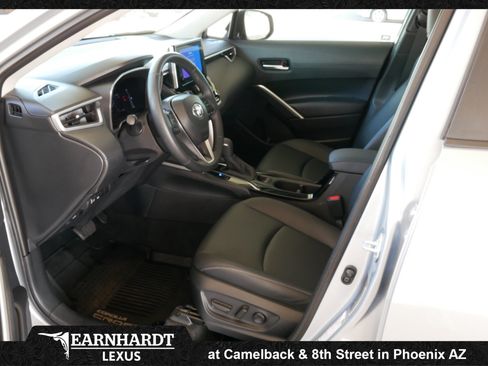 Used 2024 Toyota Corolla Cross XLE w/ Convenience Package FWD image 4
