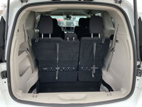 Used 2023 Chrysler Voyager LX image 10