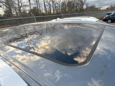 Used 2019 INFINITI QX60 Luxe w/ Essential Package image 3