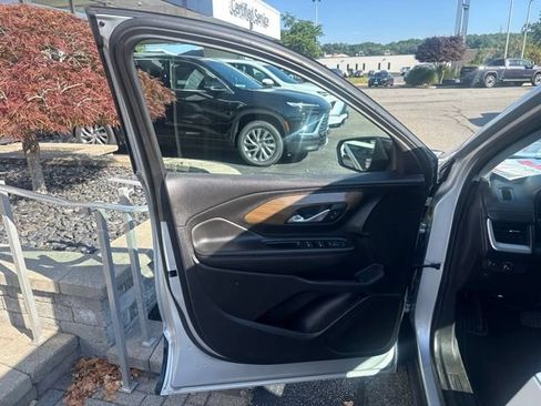 Used 2021 GMC Terrain SLE w/ Driver Convenience Package AWD/4WD image 9