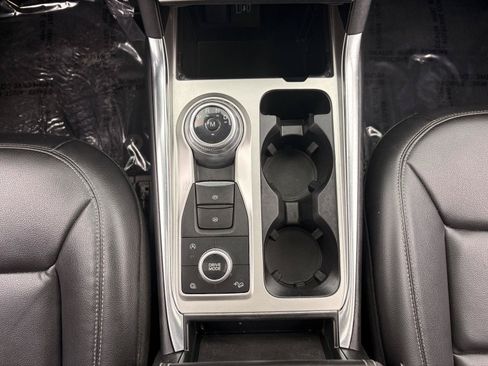Used 2020 Ford Explorer XLT w/ Equipment Group 202A AWD/4WD image 23