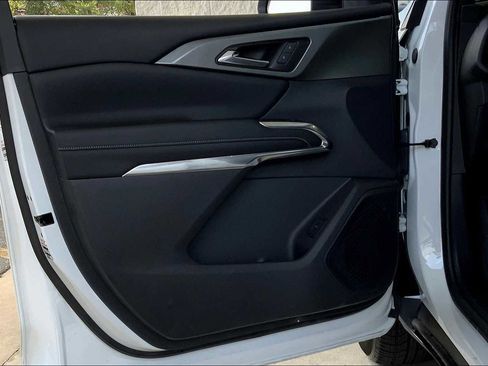 Used 2024 Chevrolet Traverse LT image 39