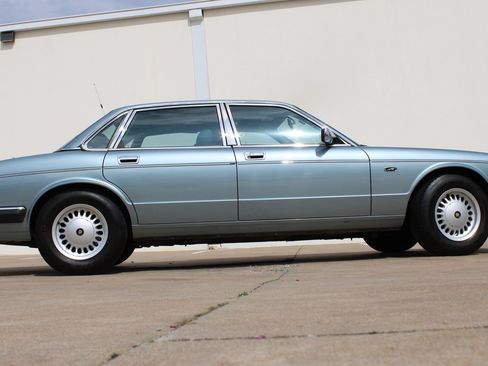 Used 1990 Jaguar XJ Vanden Plas RWD image 32