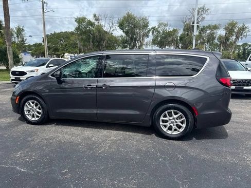 Used 2023 Chrysler Pacifica Touring-L FWD image 12