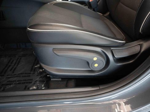 Used 2024 Hyundai Venue Limited FWD image 12