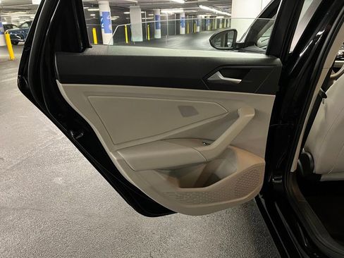 Used 2021 Volkswagen Jetta SE w/ SE Cold Weather Package image 17