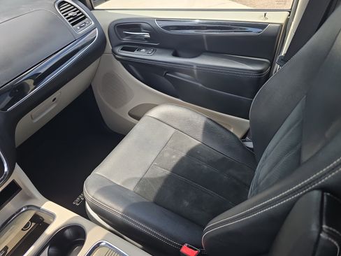 Used 2017 Dodge Grand Caravan SXT w/ Driver Convenience Group FWD image 16