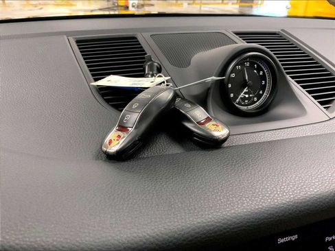 Certified 2023 Porsche Macan AWD/4WD image 21