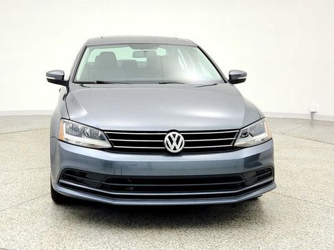 Used 2017 Volkswagen Jetta SE image 2