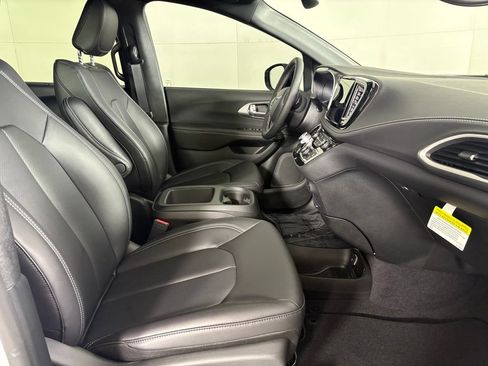 New 2026 Chrysler Pacifica Select FWD image 14