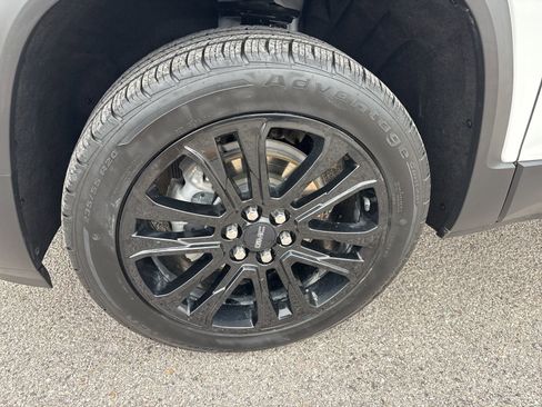 Used 2022 GMC Acadia SLE w/ Driver Convenience Package FWD image 34
