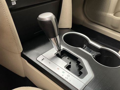 Used 2012 Toyota Camry LE FWD image 17