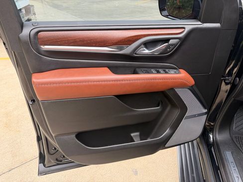 Used 2023 GMC Yukon Denali Ultimate AWD/4WD image 9