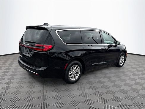 New 2026 Chrysler Pacifica Select image 5