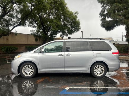 Used 2012 Toyota Sienna XLE image 2