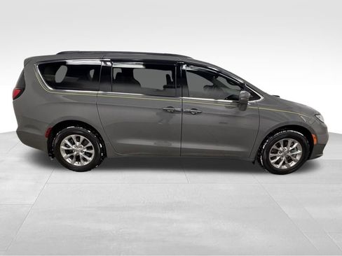 Used 2022 Chrysler Pacifica Touring-L w/ Uconnect Theater Family Group image 23