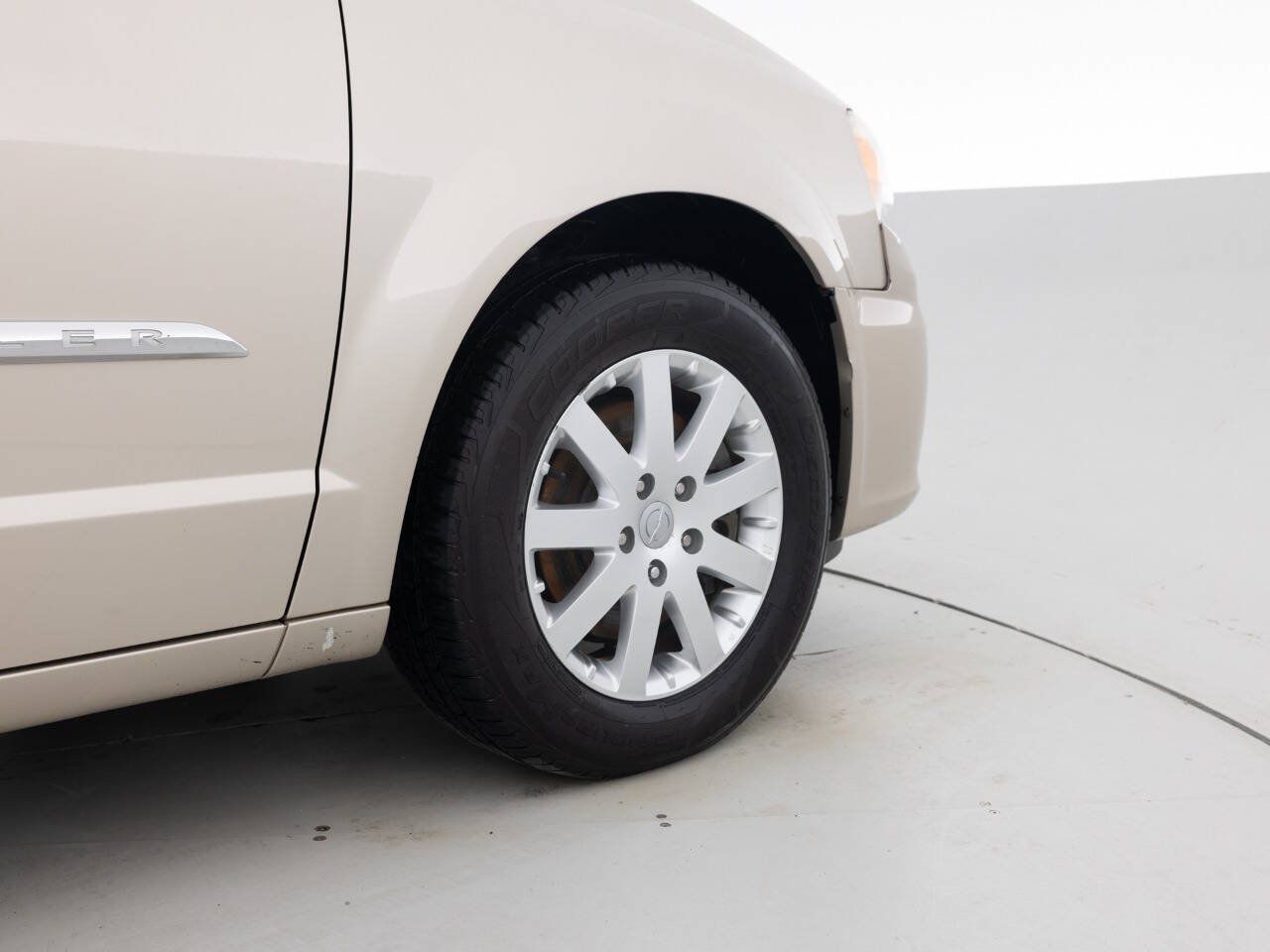 Used 2012 Chrysler Town & Country Touring-L w/ Entertainment Group #2 FWD image 18
