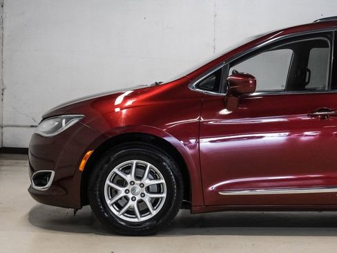 Used 2020 Chrysler Pacifica Touring-L image 16