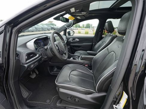 Used 2025 Chrysler Pacifica Limited FWD image 16