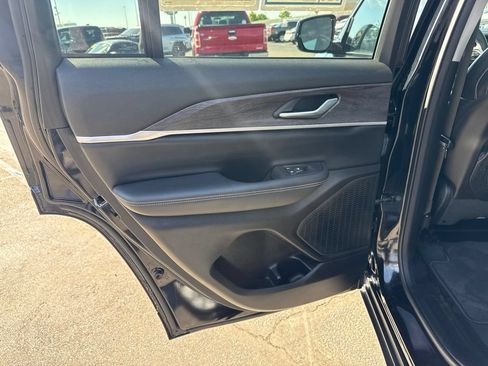 Used 2023 Jeep Grand Cherokee Limited AWD/4WD image 27