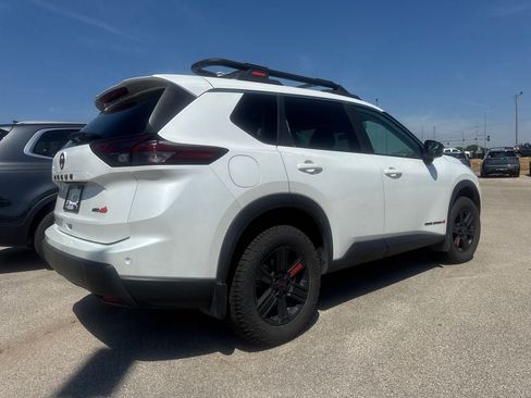 Used 2025 Nissan Rogue SV AWD/4WD image 8