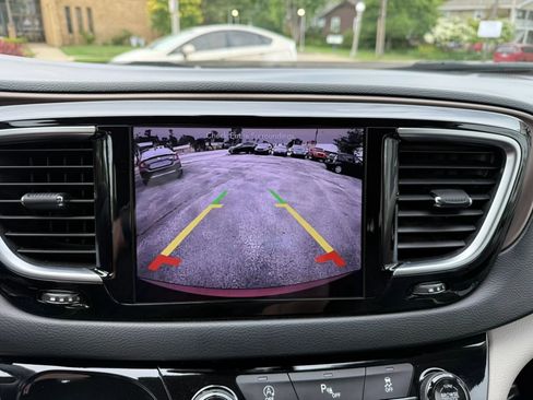 Used 2018 Chrysler Pacifica Touring-L Plus w/ Tire & Wheel Group FWD image 19