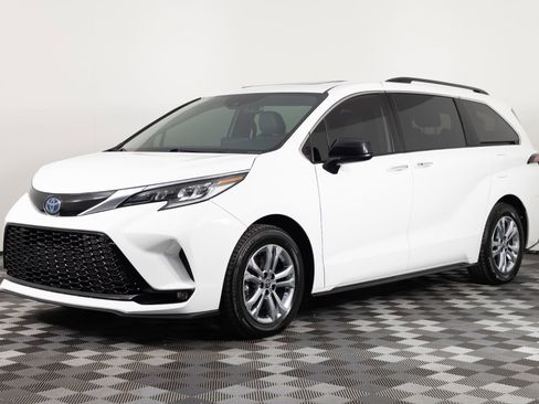 Used 2022 Toyota Sienna XSE AWD/4WD image 1