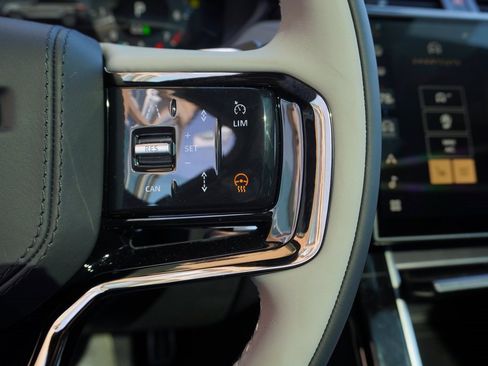 New 2026 Land Rover Range Rover Velar Dynamic SE image 18