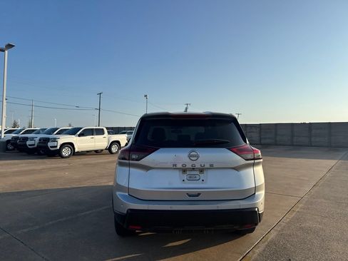 Certified 2025 Nissan Rogue SV FWD image 16