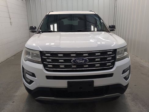 Used 2016 Ford Explorer XLT w/ Equipment Group 201A AWD/4WD image 14