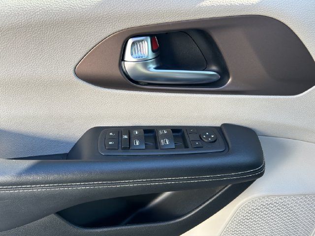 Used 2023 Chrysler Voyager LX FWD image 17