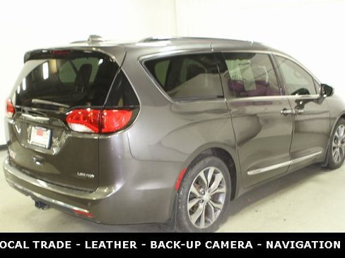 Used 2017 Chrysler Pacifica Limited image 35