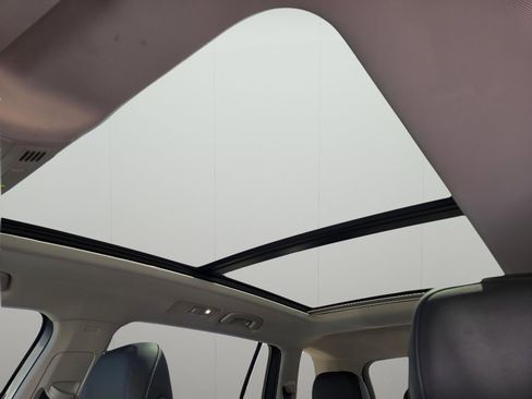 Used 2022 Volkswagen Tiguan SE w/ Panoramic Sunroof Package image 12
