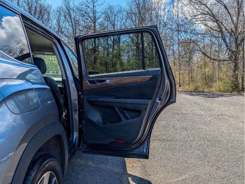 Used 2024 Volkswagen Atlas SE image 12