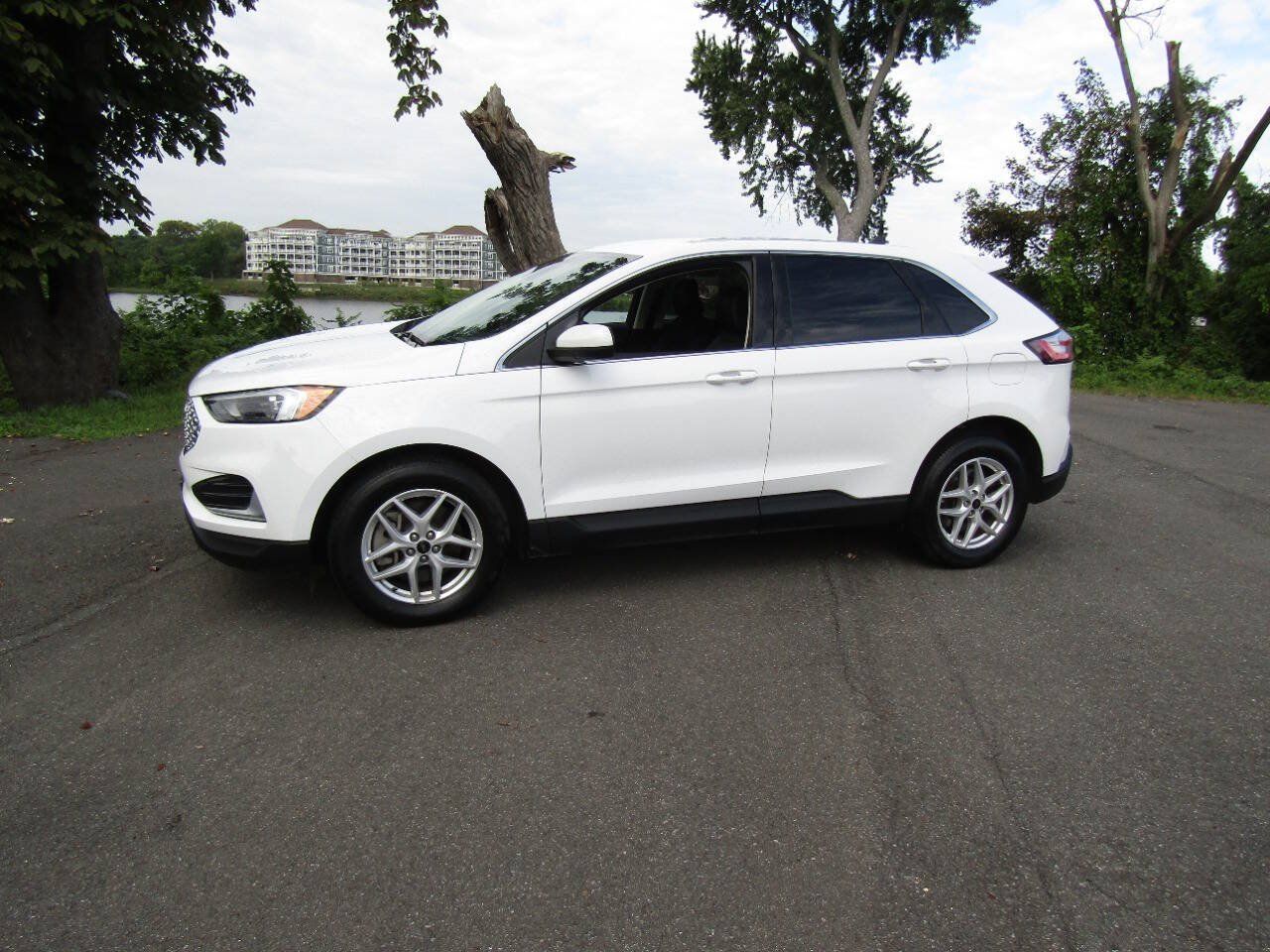Used 2024 Ford Edge SEL AWD/4WD image 3