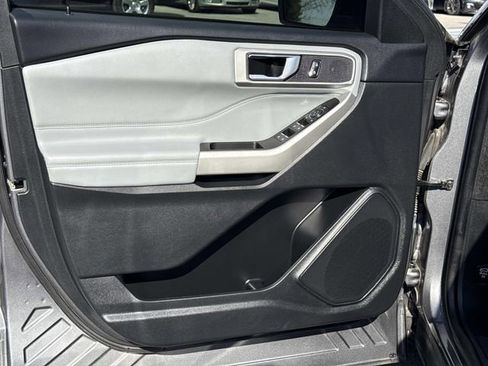 Used 2022 Ford Explorer XLT w/ Equipment Group 202A AWD/4WD image 11