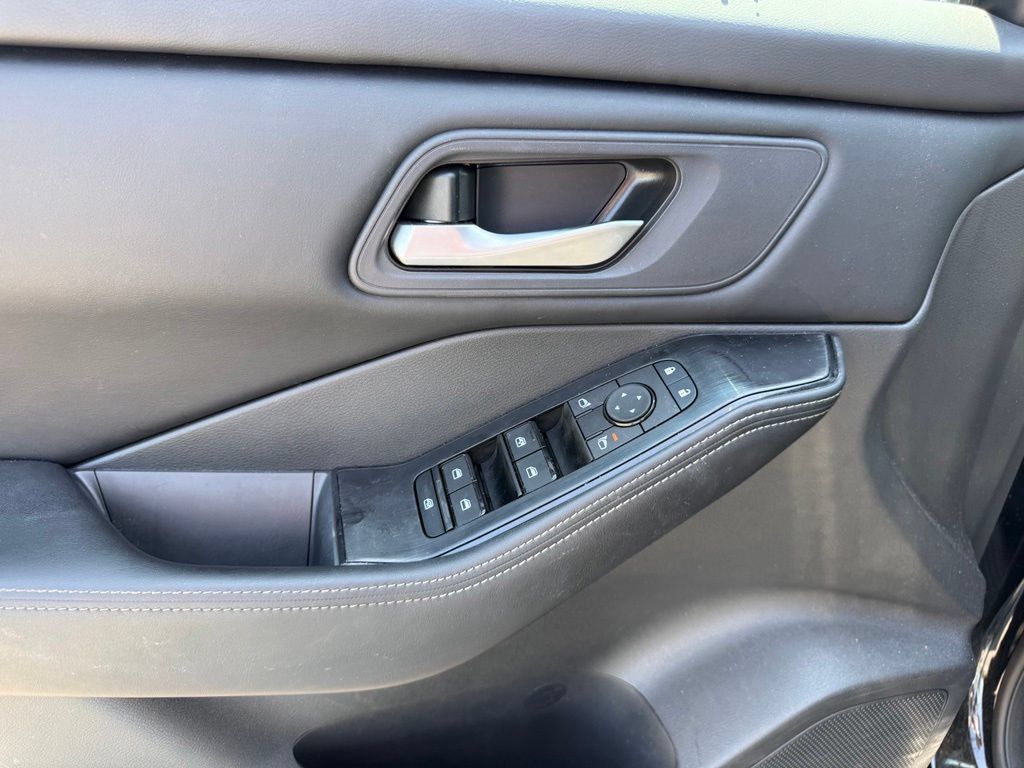 Used 2025 Nissan Rogue SV AWD/4WD image 5