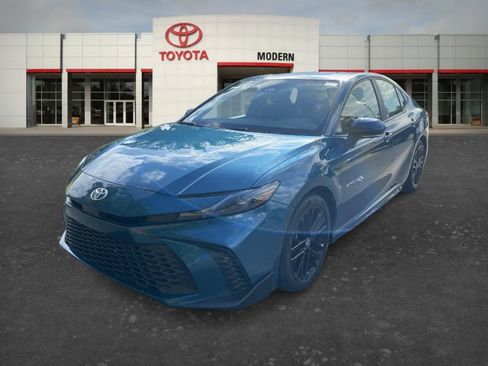 Used 2025 Toyota Camry SE FWD image 1